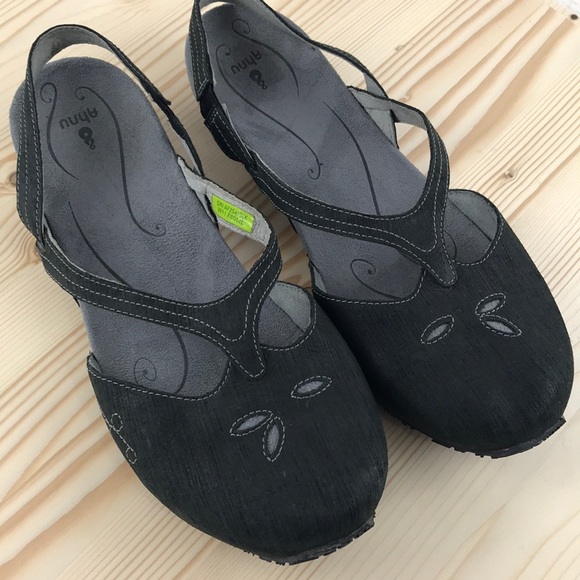 Ahnu Shoes - AHNU women’s like new gray slip on shoe size 11